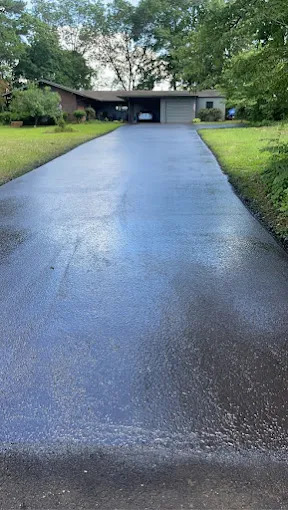 Sealcoating asphalt driveway